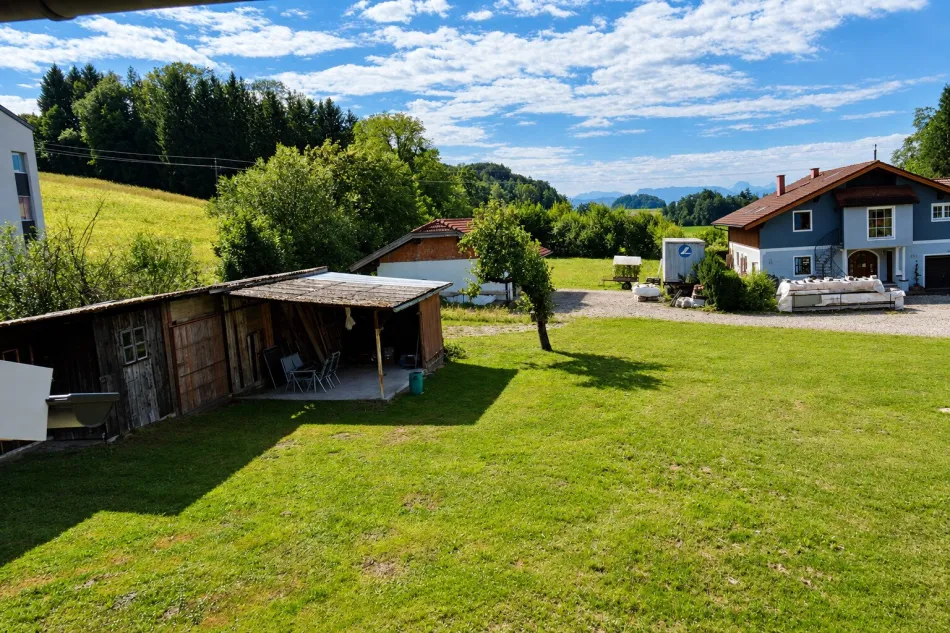 Großzügige, hochwertig sanierte Wohnung im Obergeschoss eines Zweiparteienhauses - Bild