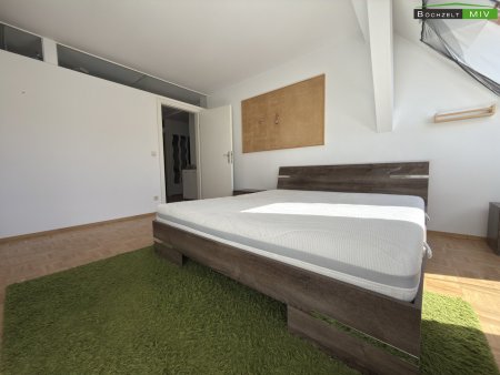 Großzügige 3-Zimmer-Wohnung mit Carport in denkmalgeschütztem Altbau