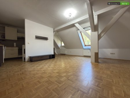 Großzügige 3-Zimmer-Wohnung mit Carport in denkmalgeschütztem Altbau