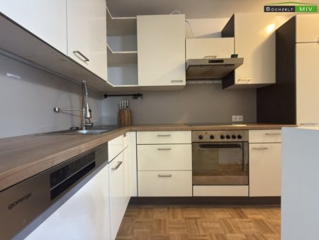 Großzügige 3-Zimmer-Wohnung mit Carport in denkmalgeschütztem Altbau