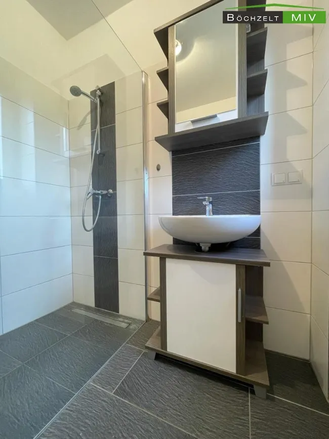 Badezimmer mit Dusche