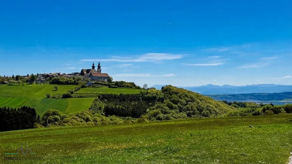 Großes Grundstück mit herrlicher Aussicht auf Maria Taferl und ins Alpenvorland! Hobbylandwirtschaft möglich! - Bild