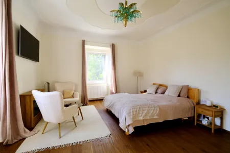 Geräumiges Schlafzimmer