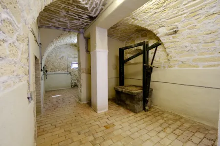 Weinkeller mit alter Weinpresse
