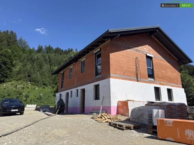 NUR NOCH 1 EINHEIT: Doppelhaushälften mit Doppelcarport und PV-Anlage in Lobmingtal - Bild