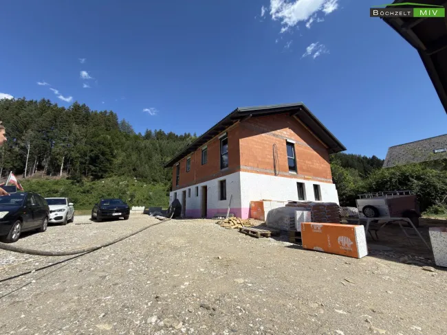 NUR NOCH 1 EINHEIT: Doppelhaushälften mit Doppelcarport und PV-Anlage in Lobmingtal - Bild