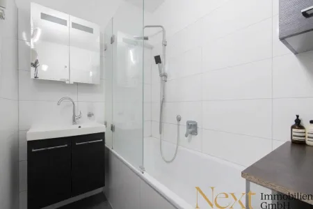 Badezimmer II (KI möbliert)