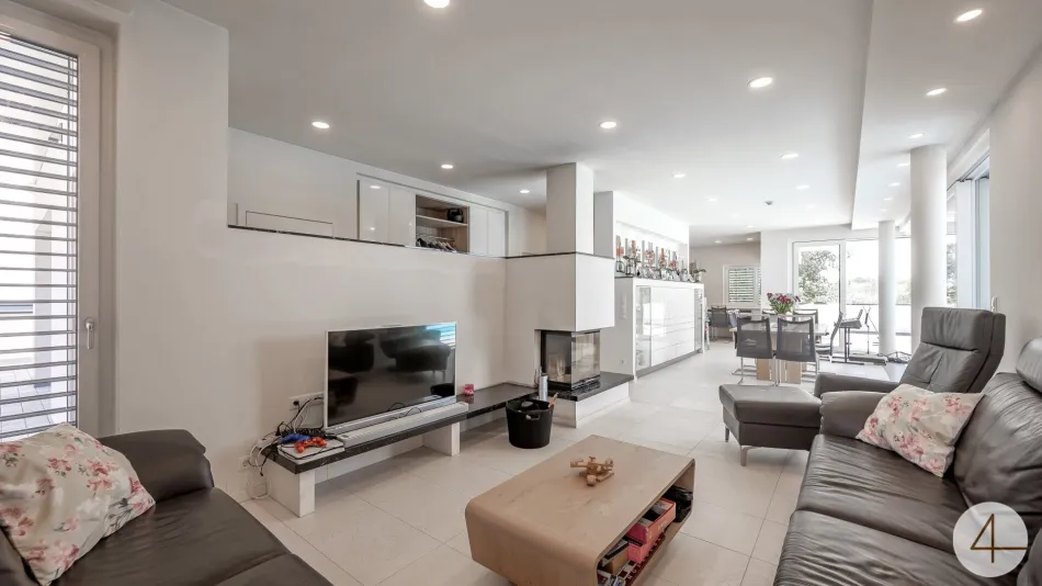 Premium-Villa - mit grünem Weitblick - sonnige Ausrichtung - hochwertige Ausstattung - Salzwasserpool - Garage - Lift - Bild