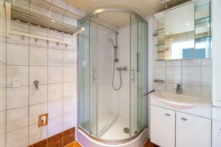 Bad mit Dusche und Waschmaschinenanschluss