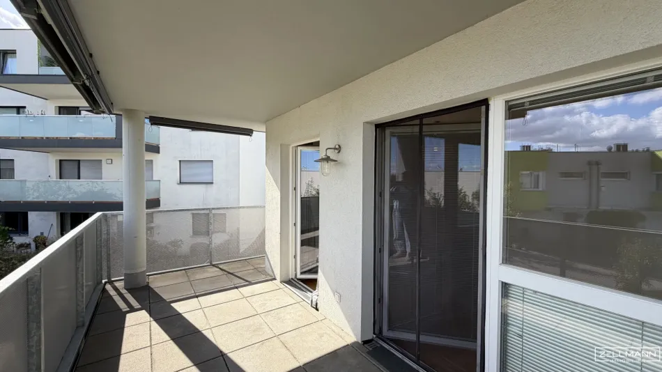 RUHIG WOHNEN. ENTSPANNT LEBEN. – 3 ZIMMER MIT BALKON & POOL | ZELLMANN IMMOBILIEN - Bild