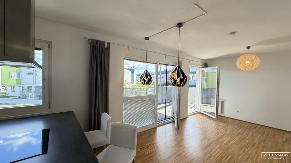RUHIG WOHNEN. ENTSPANNT LEBEN. – 3 ZIMMER MIT BALKON & POOL | ZELLMANN IMMOBILIEN - Bild