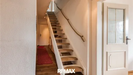 Flur mit Treppenaufgang ins Dachgeschoss