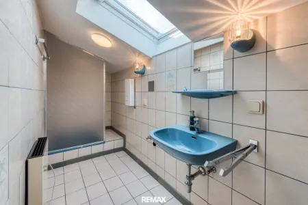 Badezimmer mit Dusche im Dachgeschoss