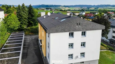 Hinteransicht mit Garagen