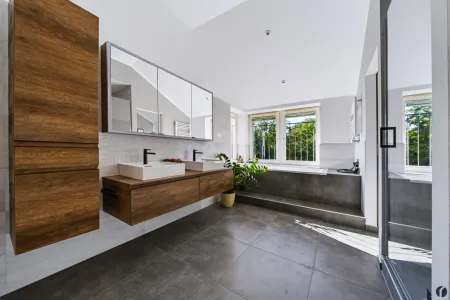 Elegantes Bad mit separatem WC und Bidet