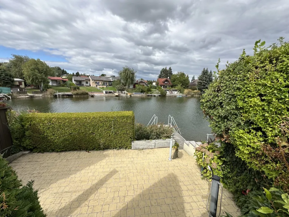 UFERPARZELLE - Ferienhaus am Ladislaus See – Wohnen direkt am Wasser - Bild