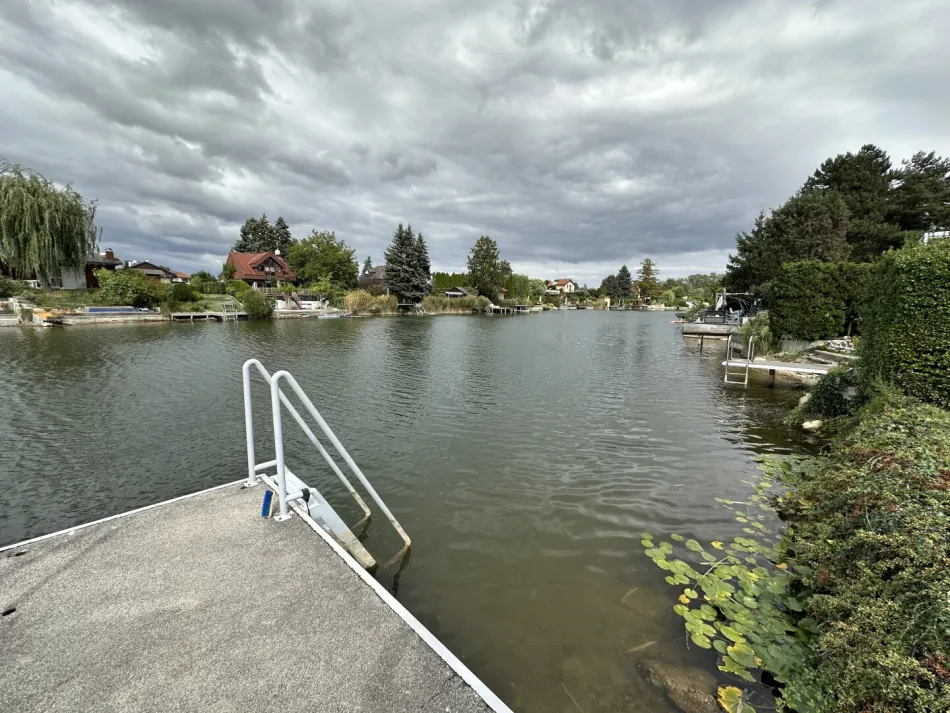 UFERPARZELLE - Ferienhaus am Ladislaus See – Wohnen direkt am Wasser - Titelbild
