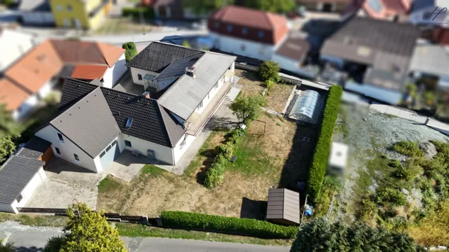 Wohnen & Investieren in Bernstein – 5 Wohneinheiten auf ca. 350 m² mit Pool und Aussicht