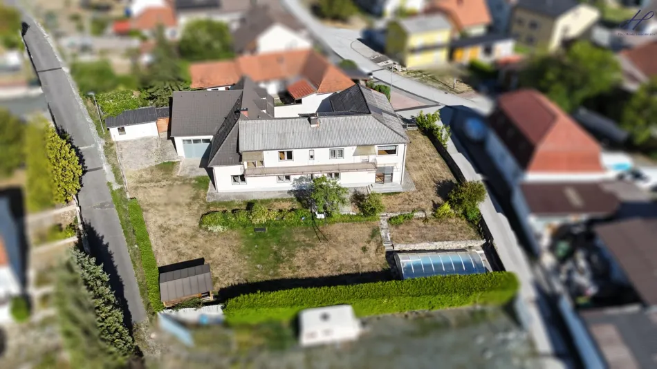 Wohnen & Investieren in Bernstein – 5 Wohneinheiten auf ca. 350 m² mit Pool und Aussicht - Titelbild
