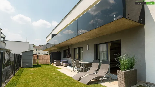 Klimatisierte Neubau-Anlegerwohnung mit 3 Zimmern, 90 m² Garten und 2 Parkplätzen in moderner Siedlung in Wasendorf - Titelbild