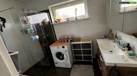 Klimatisierte Neubau-Anlegerwohnung mit 3 Zimmern, 90 m² Garten und 2 Parkplätzen in moderner Siedlung in Wasendorf