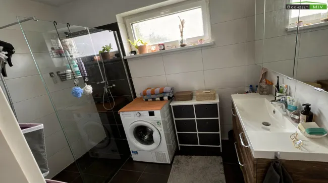 Klimatisierte Neubau-Anlegerwohnung mit 3 Zimmern, 90 m² Garten und 2 Parkplätzen in moderner Siedlung in Wasendorf - Bild
