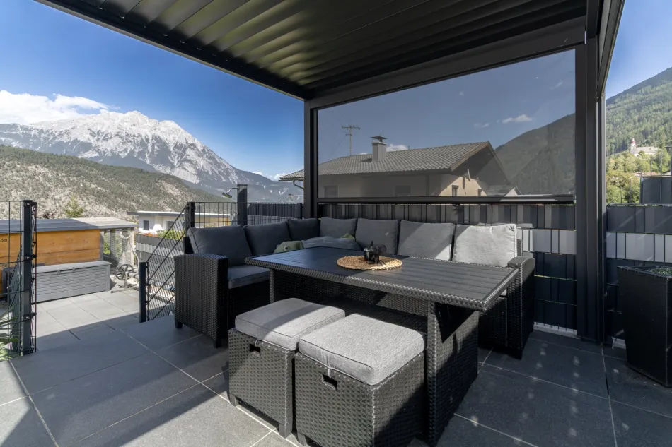 Bezauberndes Einfamilienhaus mit Wintergarten und Pool auf großzügigem Grundstück in Rietz - Titelbild