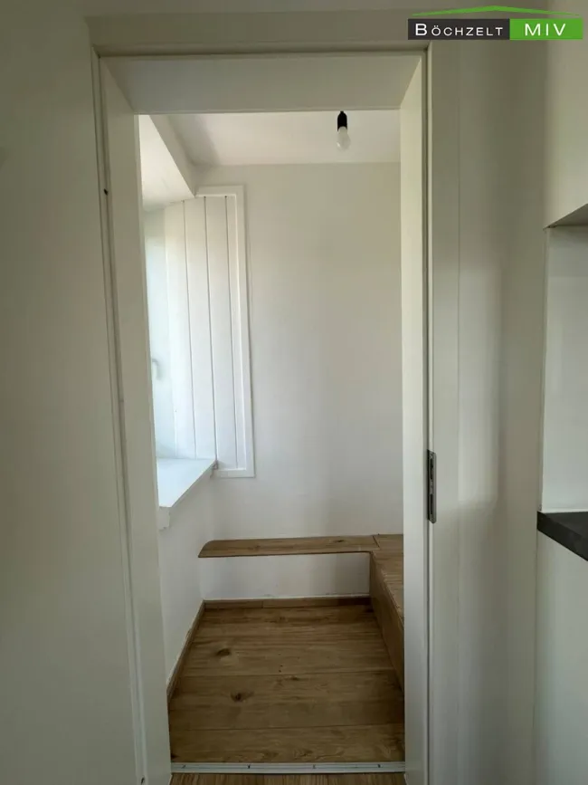 geräumige Wohnung mit Küche & Parkplatz direkt vor dem Wohnhaus - Bild