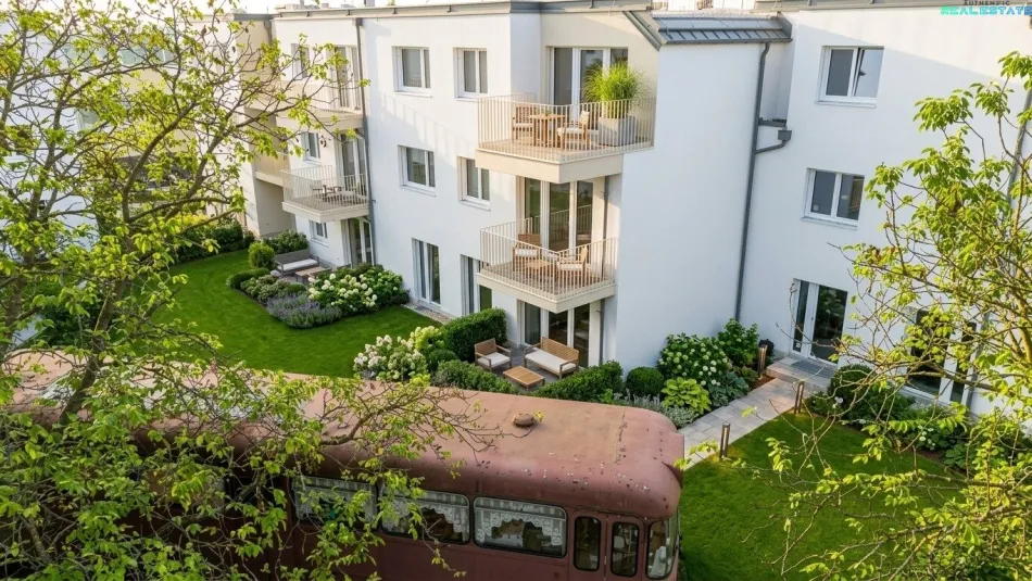 Lichtdurchflutete DG - Wohnung mit exklusivem Schneebergblick. - Titelbild