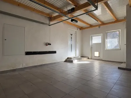 Haupteingang (Garage | rechts externes WC)