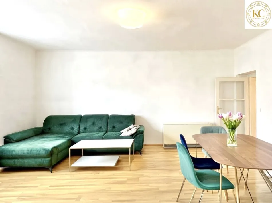 Stilvolle 3-Zimmer-Wohnung mit verglaster Loggia und Grünfläche vor der Haustür - Bild