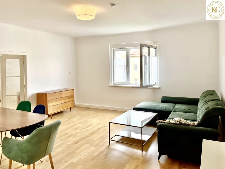 Stilvolle 3-Zimmer-Wohnung mit verglaster Loggia und Grünfläche vor der Haustür - Titelbild