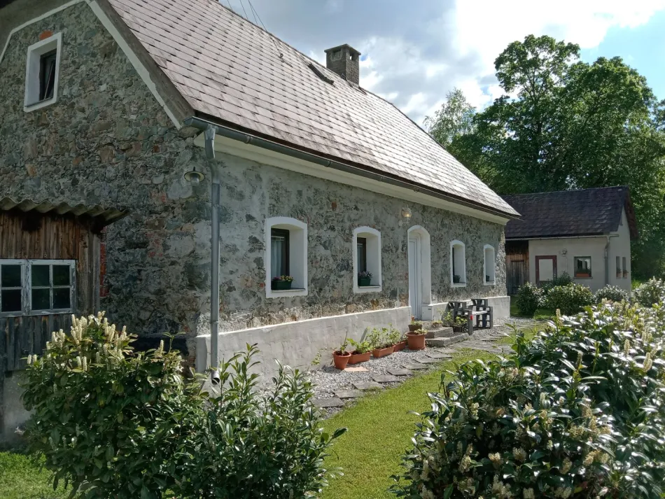 Steinhaus mit 2 Nebengebäuden und großem Grundstück - Bild
