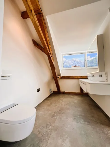 Luxus-Badezimmer mit italienischen Fliesen, Fußbodenheizung und Doppelwaschbecken