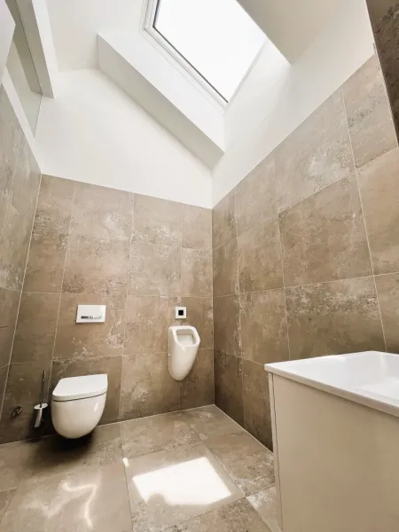 Extra-WC mit Pissoir