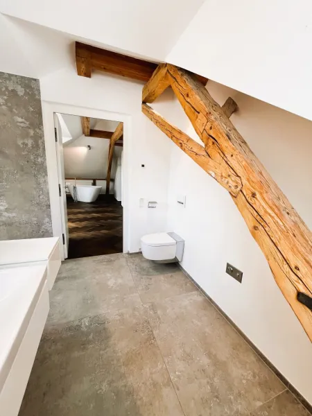 Luxus-Badezimmer mit italienischen Fliesen, Fußbodenheizung und Doppelwaschbecken