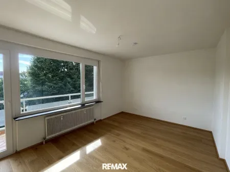 Wohnzimmer mit Zugang Loggia