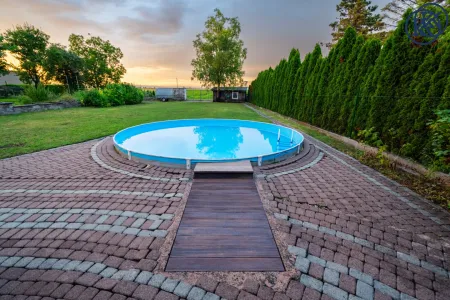 Garten mit Pool 1