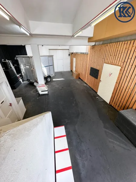 Halle mit Eingängen zum Studio