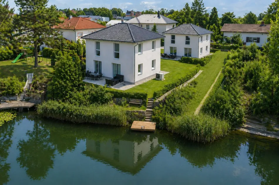 Mein Zuhause am privaten See - Leben, wo andere Urlaub machen! Provisionsfrei - Titelbild