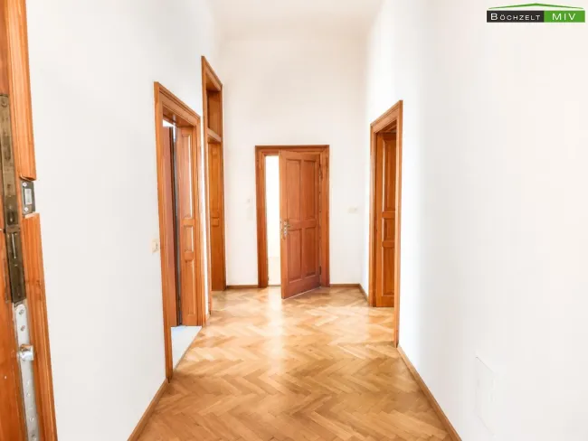Luxuriöse Altbauwohnung mit großer Wohnküche, möbliertem Schrankraum & sonnigem Eckbalkon im Kremplhof - Leoben Josefee - Bild