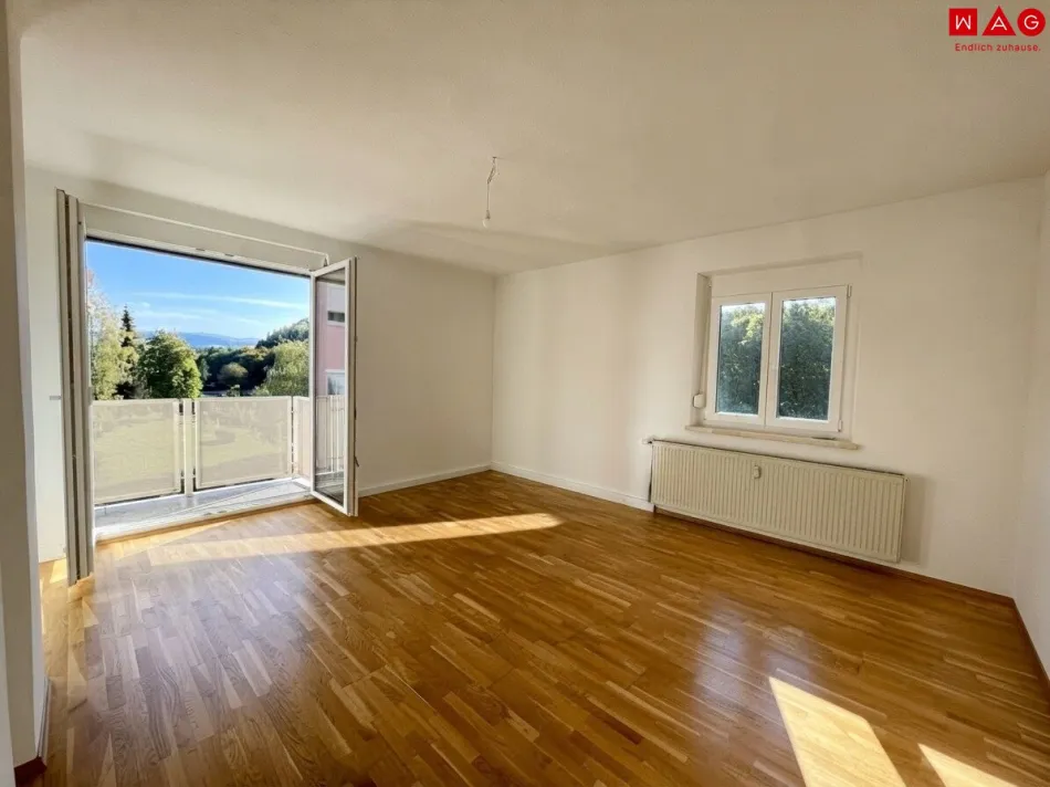 Wohnzimmer mit Balkon