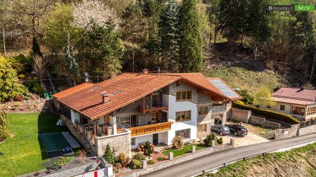 Riesiges Ein- oder Zweifamilienhaus mit 359 m² Wohnfläche, 2 Terrassen, Garage und Fernblick in Thalheim