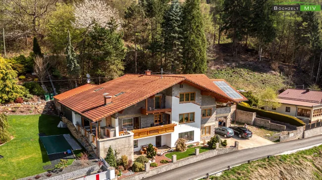 Riesiges Ein- oder Zweifamilienhaus mit 359 m² Wohnfläche, 2 Terrassen, Garage und Fernblick in Thalheim - Titelbild