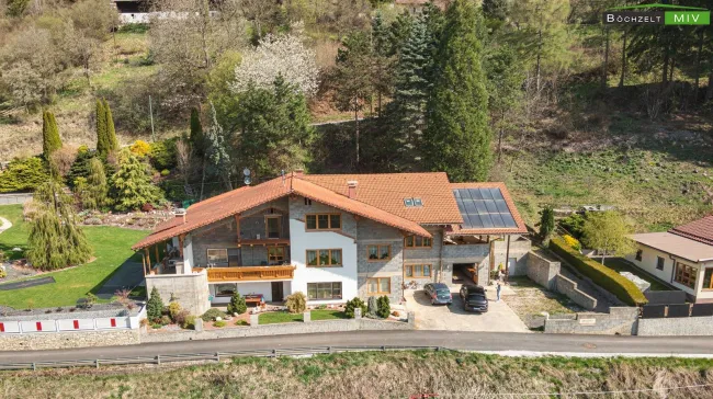 Riesiges Ein- oder Zweifamilienhaus mit 359 m² Wohnfläche, 2 Terrassen, Garage und Fernblick in Thalheim - Bild