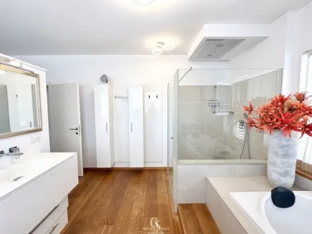 Großzügiges Badezimmer mit Badewanne und Doppelwaschtisch