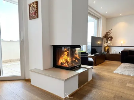 Stilvoller Wohnbereich mit modernem Design-Kamin