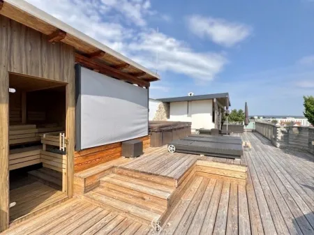 Großzügige Dachterrasse mit sonniger Holzdeckfläche