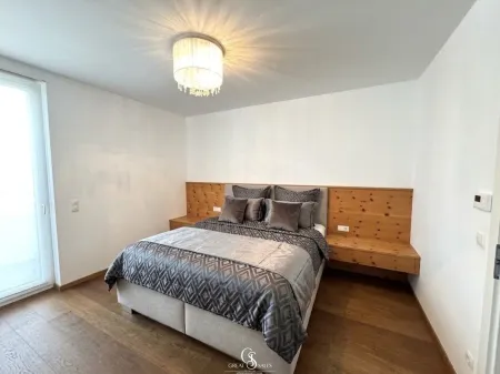 Ruhiges Schlafzimmer mit warmen Wohnambiente