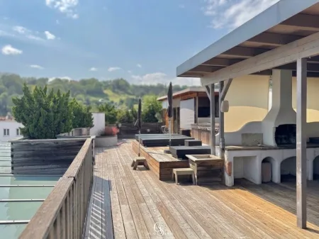 Weitläufige Aussichtsterrasse mit überdachtem Outdoor-Bereich